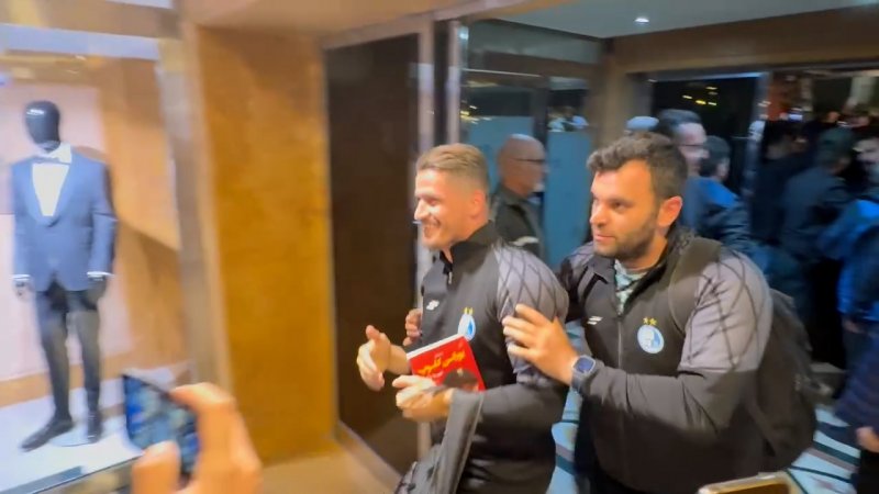 ورود استقلال به هتل و مصدوميت خسرو حيدري