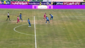 ضربه علیپور از بالای دروازه استقلال به بیرون رفت