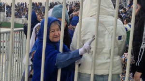 مسن ترین هوادار خانم استقلالی در ورزشگاه 