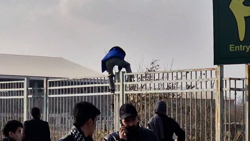 عبور هواداران از نرده های استادیوم برای تماشای دربی