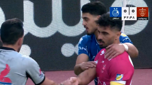 پرتاب سنگ توسط هواداران استقلال به سمت عالیشاه