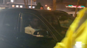 خروج مرتضی پورعلی گنجی با ماشین شخصی از ورزشگاه 