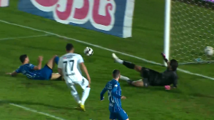 فرصت سوزی سحرخیزان مقابل دروازه خالی ملوان