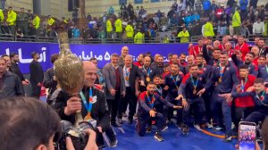 لحظه اهدای جام قهرمانی به تیم بانک شهر