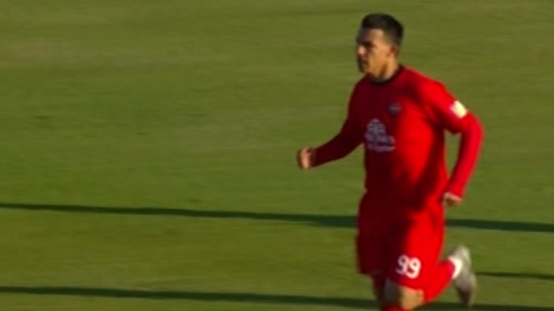 گل اول تراکتور به پیکان توسط حسین‌زاده