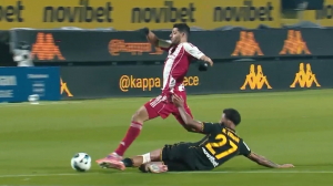 مهدی طارمی باعث اخراج بازیکن آریس شد