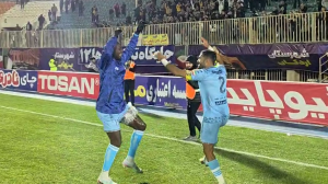رقص بازیکنان چادرملو پس از پیروزی برابر استقلال خوزستان
