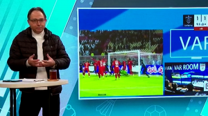 حمایت مجری از کریم باقری در مقابل فحاشی هواداران