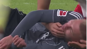 ستاره ۱۸ ساله جان بازیکن حریف را نجات داد