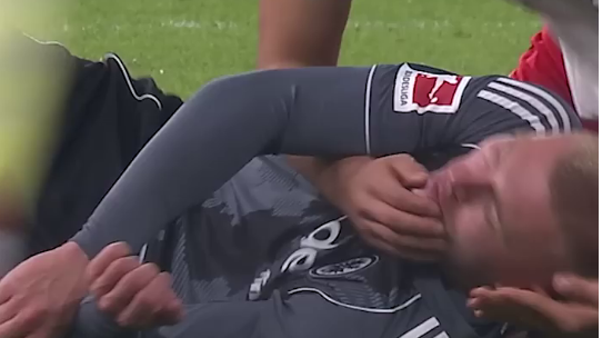 ستاره ۱۸ ساله جان بازیکن حریف را نجات داد