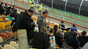 بابادی نظاره‌گر بازی تیم سابق از روی سکو ها 