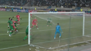 برخورد ضربه سر حسین زاده به تیردروازه شمس آذر