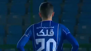 شوت آسانی از بالای دروازه به بیرون رفت 