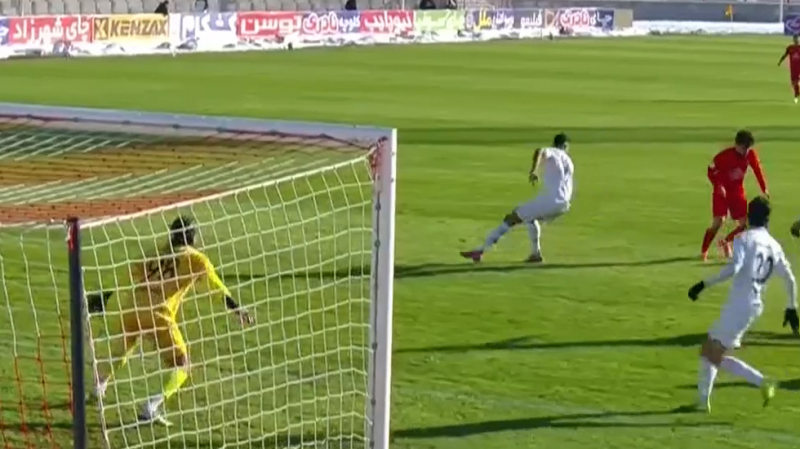 شوت خطرناک هاشم نژاد که به بیرون رفت