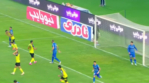 ضربه کاشته آلوز که از بالای دروازه به بیرون رفت