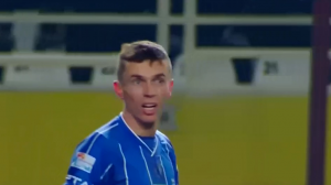 شوت خطرناک آسانی که به منجر به گل نشد!