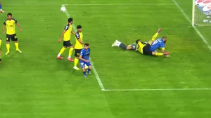 صحنه مشکوک به پنالتی روی چشمی در محوطه سپاهان 