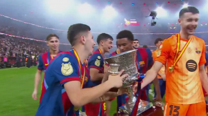 مراسم اهدای جام به بارسلونا پس از فتح سوپرکاپ 
