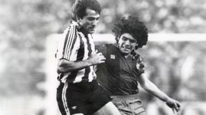 گلهای افسانه ای مارادونا در مستطیل سبز