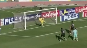 تیر دروازه مانع از گلزنی ذوب آهن شد