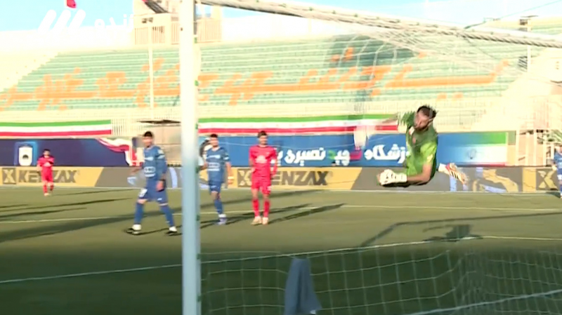 ضربه خطرناک رزاقی نیا از بالای دروازه تراکتور بیرون رفت