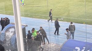 خوش و بش خداداد عزیزی با داوران پس از سوت پایان نیمه اول