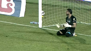 ضربه خطرناک خامروبکوف با اختلاف کمی به بیرون رفت