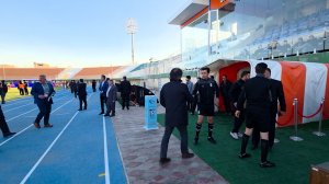 خوش و بش ساپینتو با داوران قبل از شروع بازی