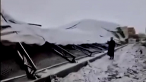 برف، باعث تخریب دو ورزشگاه در عراق شد!