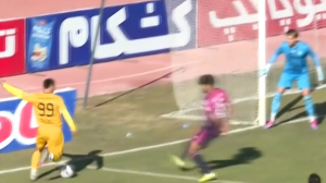 شوت زاویه بسته حسین زاده را خلیفه مهار کرد