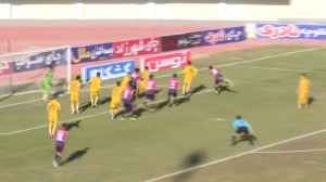 ضربه پشت‌پای بازیکن آلومینیوم به تیر خورد