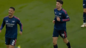 گل دوم آرسنال به لیدز (گل به خودی)