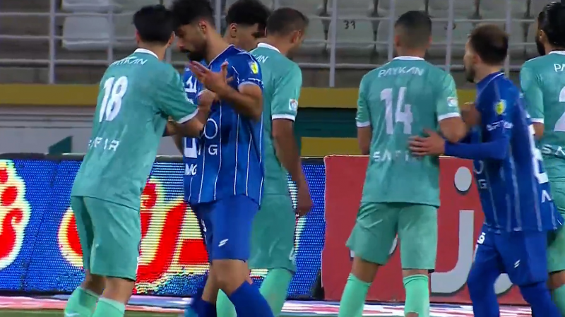 صحنه مشکوک به پنالتی در محوطه استقلال