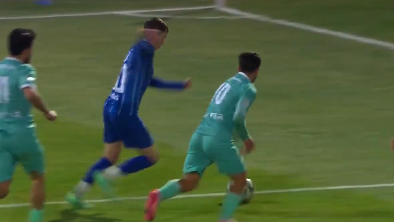 صحنه مشکوک به پنالتی در محوطه پیکان