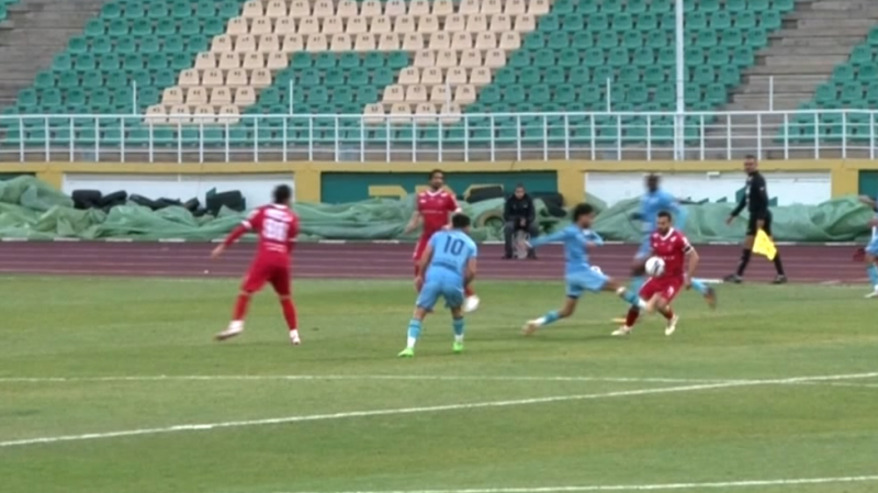 اخراج بازیکن چادرملو به دلیل خطای خطرناک