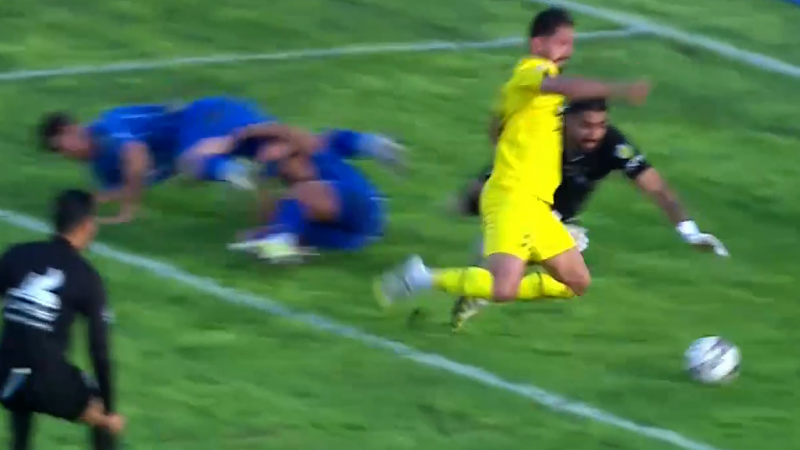 فرصت سوزی شمس آذر مقابل دروازه استقلال