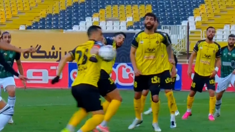 صحنه مشکوک به پنالتی در محوطه جریمه سپاهان