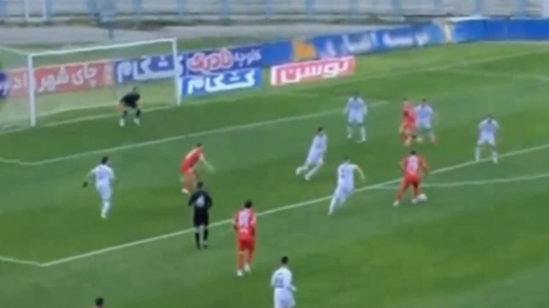 شوت اورونوف از بالای دروازه ملوان به بیرون رفت
