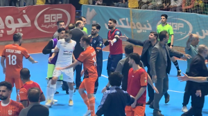 درگیری شدید بازیکنان تیم مس و گیتی پسند!