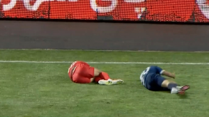 برخورد شدید معامله گری با عیدی از ناحیه سر