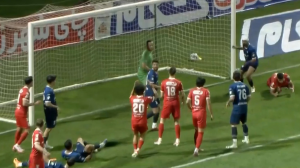 ضربه‌سر خطرناک پورعلی گنجی مقابل گل گهر 