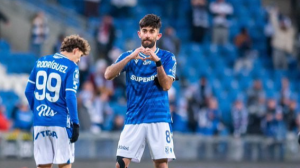 گل و پاس‌گل، علی قلی خوش می‌نوازد