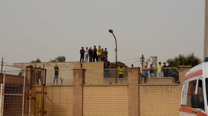 تشویق هواداران صنعت نفت در اطراف ورزشگاه