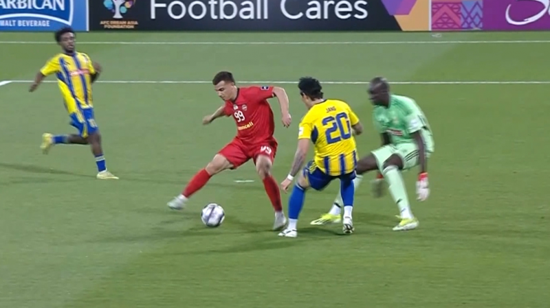 ضربه نمایشی حسین‌زاده از کنار دروازه به بیرون رفت