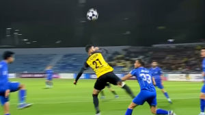 ضربه سر خطرناک بازیکنان الحسین که تبدیل به گل نشد!