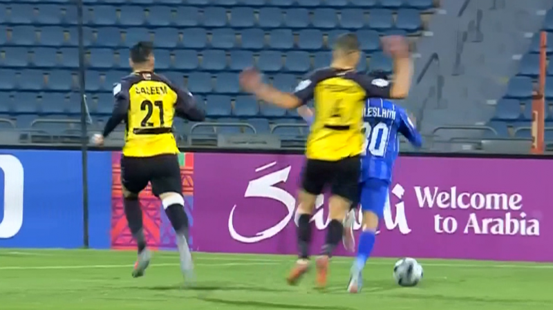 خطای منجر به پنالتی بازیکنان الحسین روی اسلامی