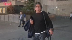 ساپینتو تنها و بدون صحبت، از کنار خبرنگاران گذشت