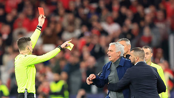 اخراج مورینیو به دلیل اعتراض به داور مسابقه