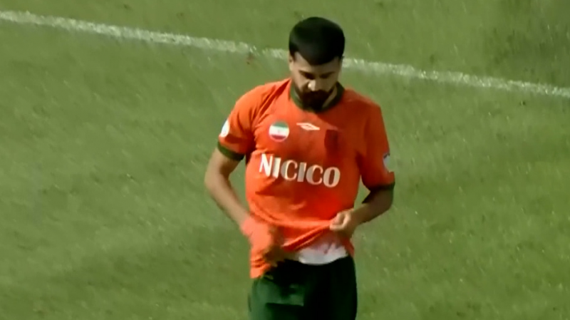 شوت محکم جبیره مقابل دروازه استقلال 