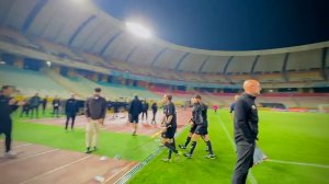 تشویق معنا دار داور توسط کادر فنی استقلال خوزستان